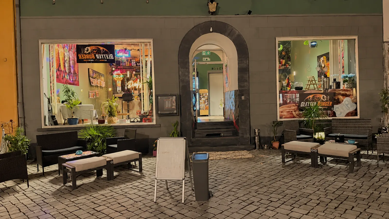 Outside the door: seating on the market square