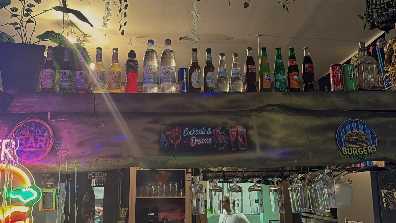 Das Flaschenbord über der Theke