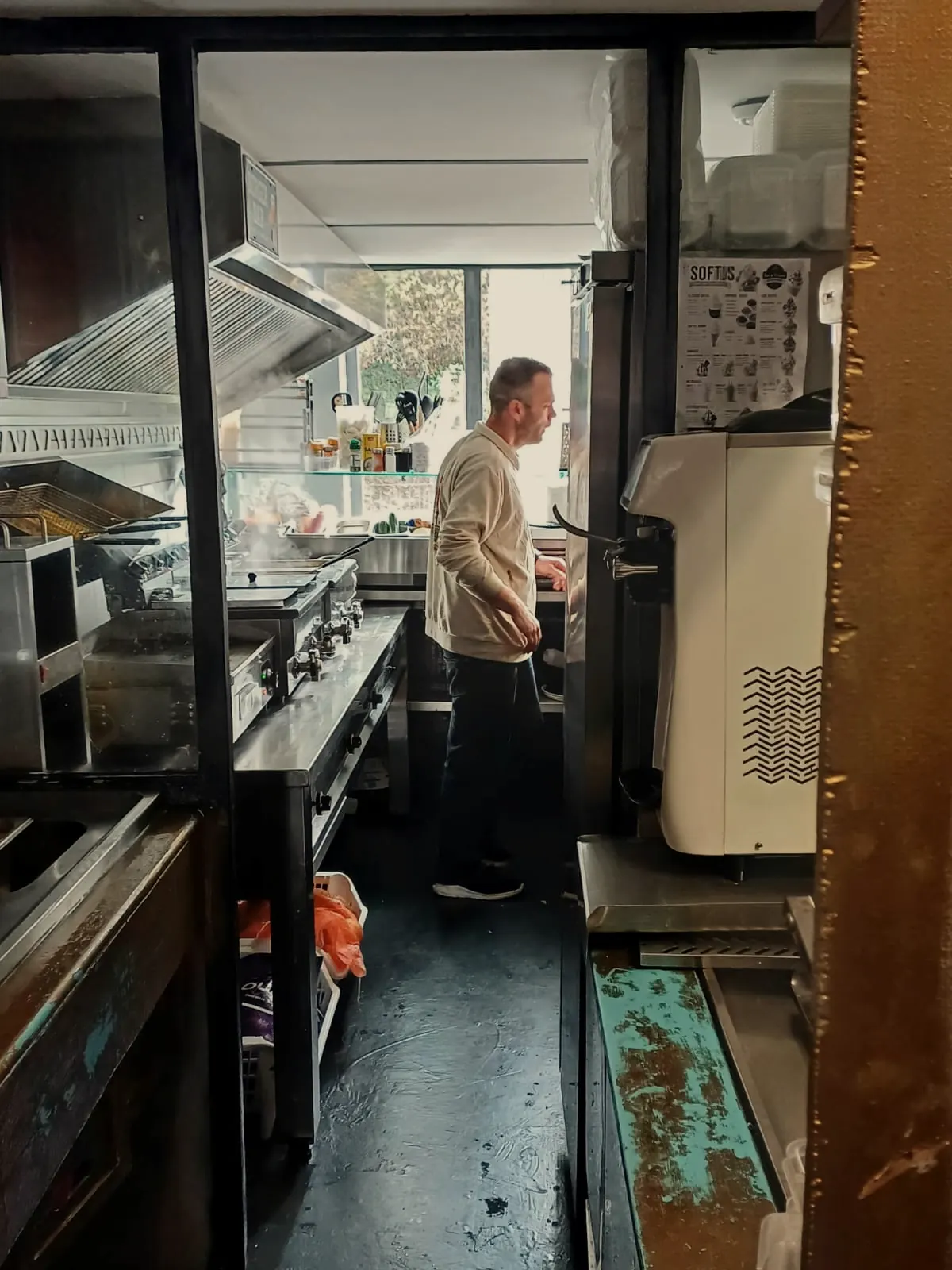 Die Küche hinter der Theke
